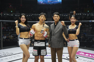 미트코어 김병주 대표, 승리한 한상권에게 트로피 시상[로드FC]