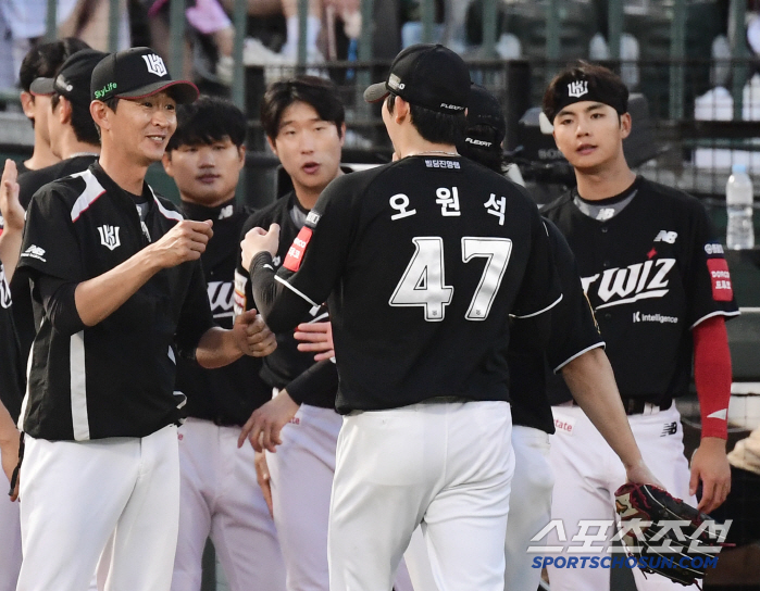 트레이드 대박! 팀타율 1위 롯데 밀봉 → '벌써 9승' 오원석, KT도 40승 합류. 위닝시리즈 확보
