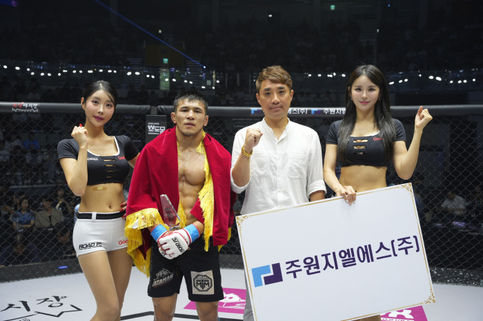 주원지엘에스 안종원 전무, 승리한 으르스켈디에게 트로피 시상[로드FC]