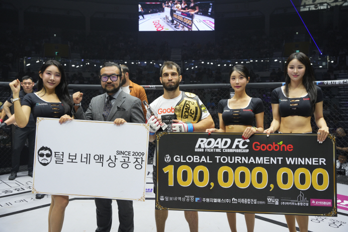 털보네 액상공장 황일영 대표, 승리한 마고메도프에게 트로피 시상[로드FC…