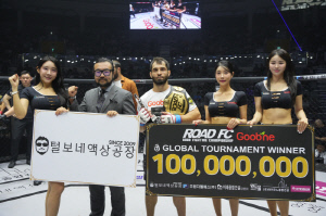 털보네 액상공장 황일영 대표, 승리한 마고메도프에게 트로피 시상[로드FC]