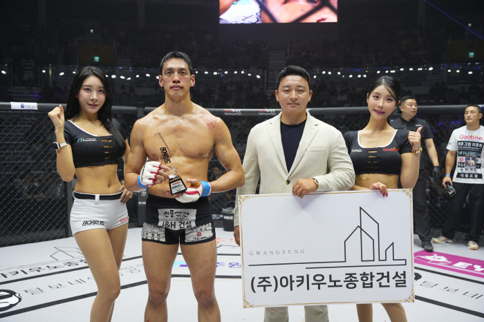 아키우노 종합건설 박준혁 회장, 승리한 윤태영에게 트로피 시상[로드FC]