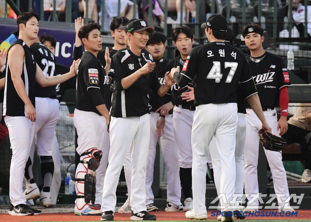 '40승 안착' 이강철 KT 감독 흐뭇 "오원석 커리어하이 축하"