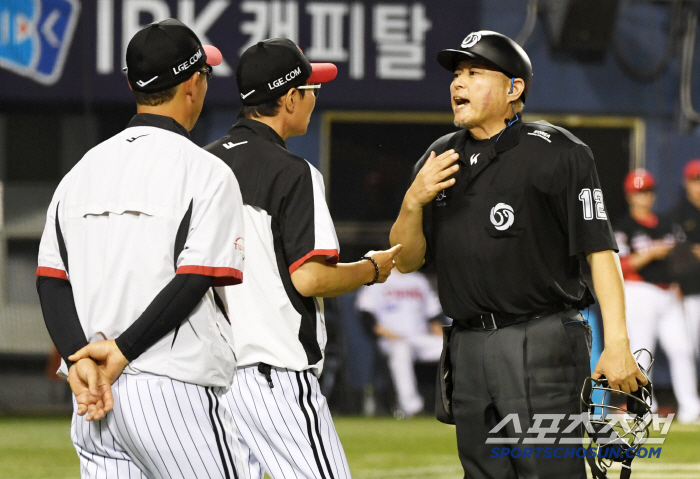 [포토] 피치클락 위반 여부 체크하는 염경엽 감독