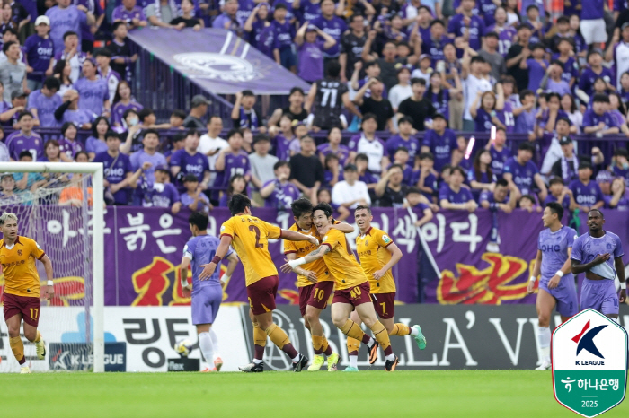 [K리그1 리뷰]'신창무 1골1도움 맹활약' 광주, '마테우스 퇴장' 안양 상대 2-1 승리...리그 5위 도약
