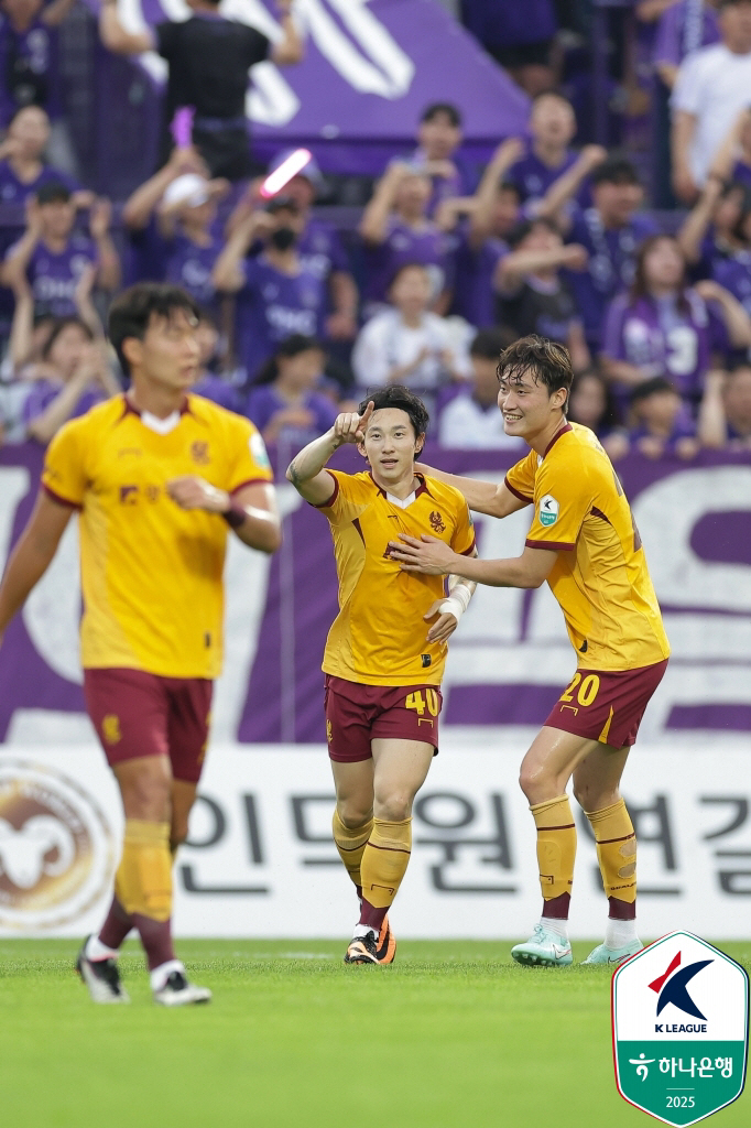 [K리그1 리뷰]'신창무 1골1도움 맹활약' 광주, '마테우스 퇴장' 안…