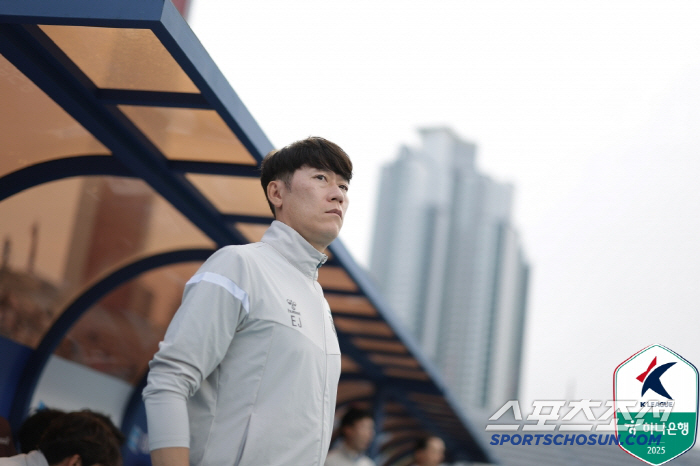 "김대원 극장골→깜빡 상의탈의 '퇴장'" 피말렸던 강원,수원에 2대1승 …