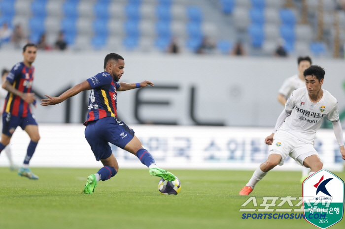 "김대원 극장골→깜빡 상의탈의 '퇴장'" 피말렸던 강원,수원에 2대1승 …