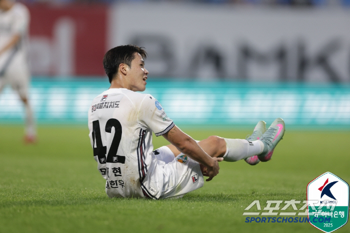 "김대원 극장골→깜빡 상의탈의 '퇴장'" 피말렸던 강원,수원에 2대1승 …