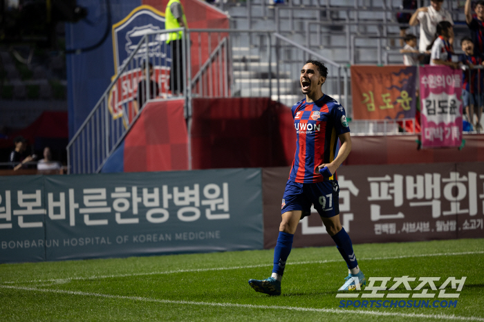 "김대원 극장골→깜빡 상의탈의 '퇴장'" 피말렸던 강원,수원에 2대1승 …