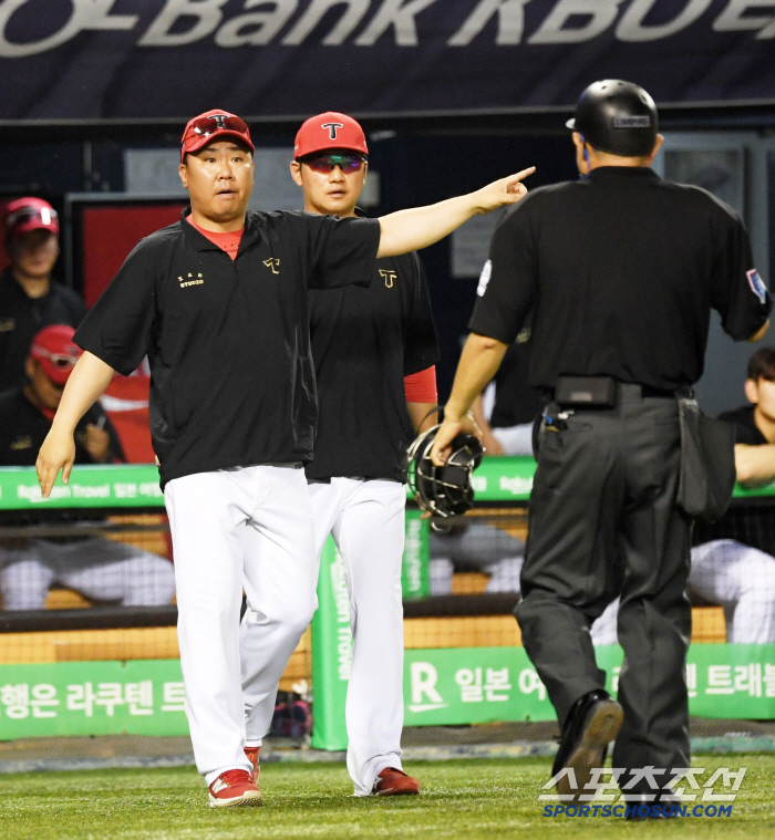 '결정적인 순간 피치클락 삼진' 얼어붙은 오스틴과 고개 떨군 염경엽 감독…