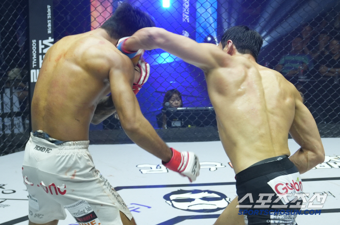 무패의 최연소 챔피언, 발목부상을 버텼지만... 웰터급 첫 경기서 TKO…