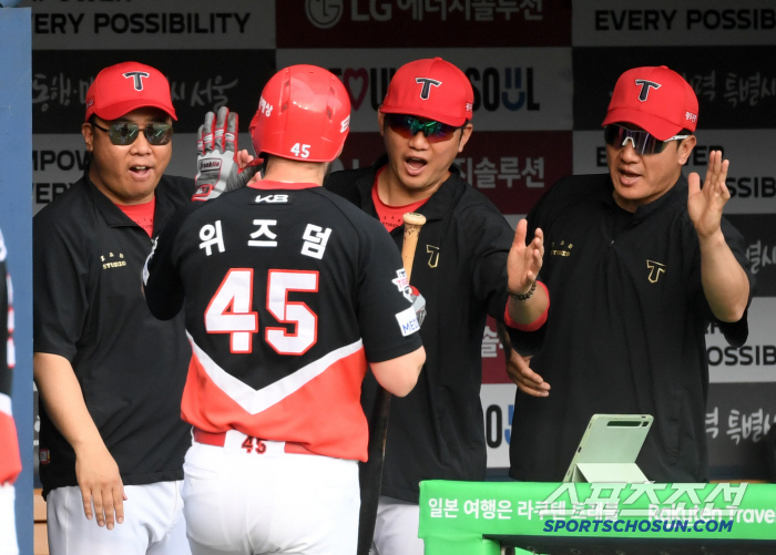 '입을 다물지 못한 이범호 감독' 무릎 꿇고 타격해 담장 넘긴 위즈덤의 …