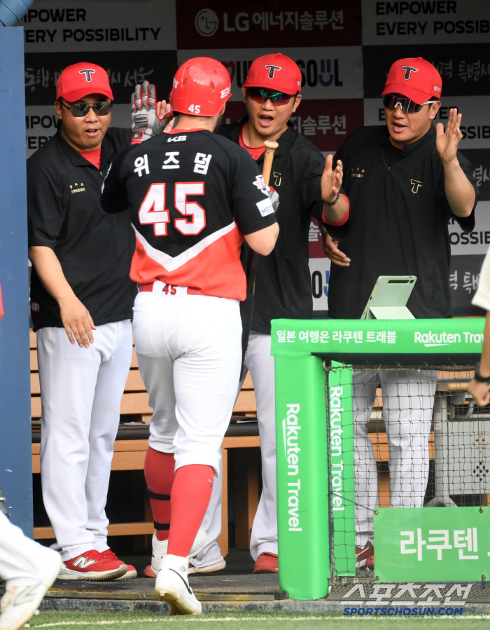 '입을 다물지 못한 이범호 감독' 무릎 꿇고 타격해 담장 넘긴 위즈덤의 …