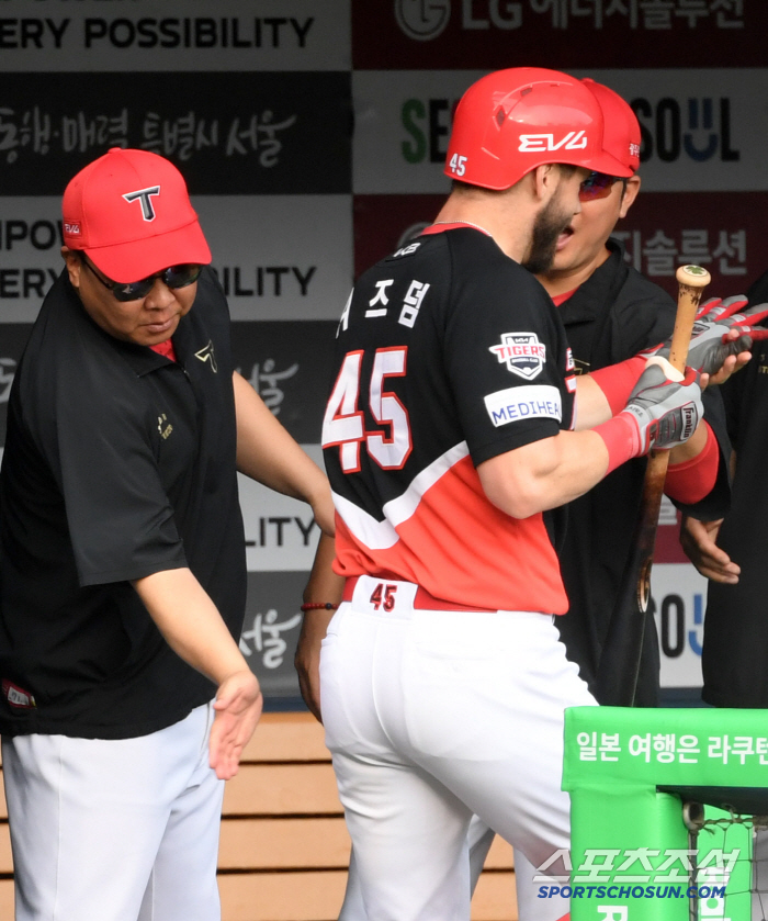 '입을 다물지 못한 이범호 감독' 무릎 꿇고 타격해 담장 넘긴 위즈덤의 …