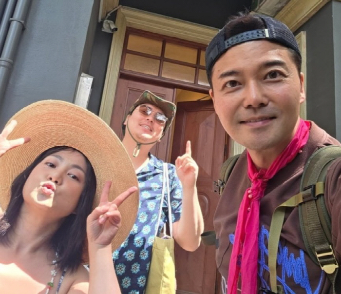 [SCIn스타] “찐우정 터졌다”…전현무·박나래·이장우, 결혼 전 마지막…