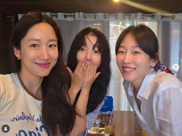 [SCin스타] ‘러브 미’ 공개 앞둔 서현진, 전혜빈·문지인과 환한 근…