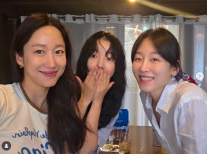 [SCin스타] ‘러브 미’ 공개 앞둔 서현진, 전혜빈·문지인과 환한 근황