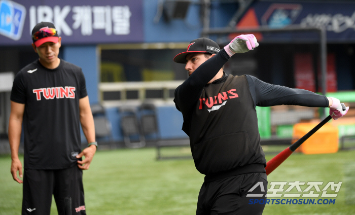 [포토] 오스틴 '모창민 코치와 타격감 조율'
