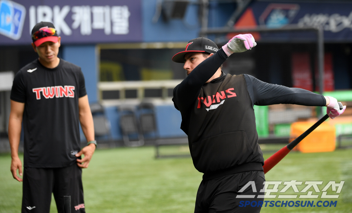 [포토] 오스틴 '모창민 코치와 타격감 조율'