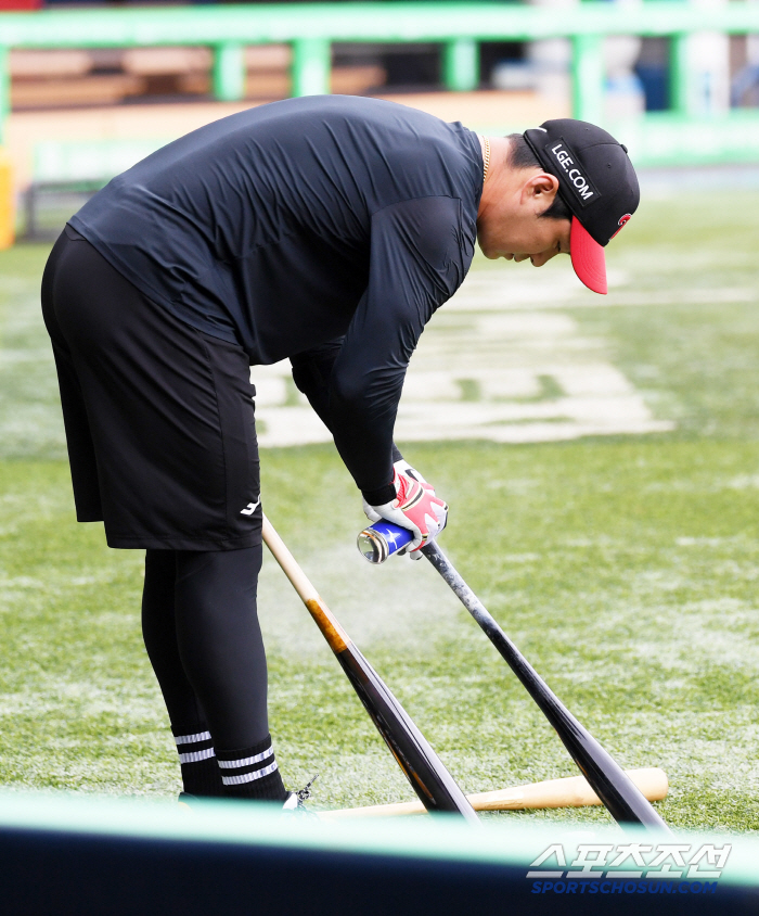 "오늘 정말 덥네요" 경기전 땀으로 흠뻑 젖은 오지환...가장 먼저 나와…