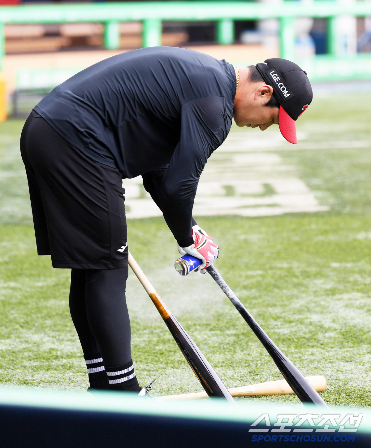 "오늘 정말 덥네요" 경기전 땀으로 흠뻑 젖은 오지환...가장 먼저 나와…