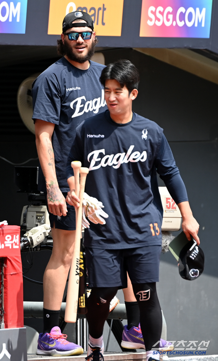 [포토] 폰세, 최재훈과 티격태격