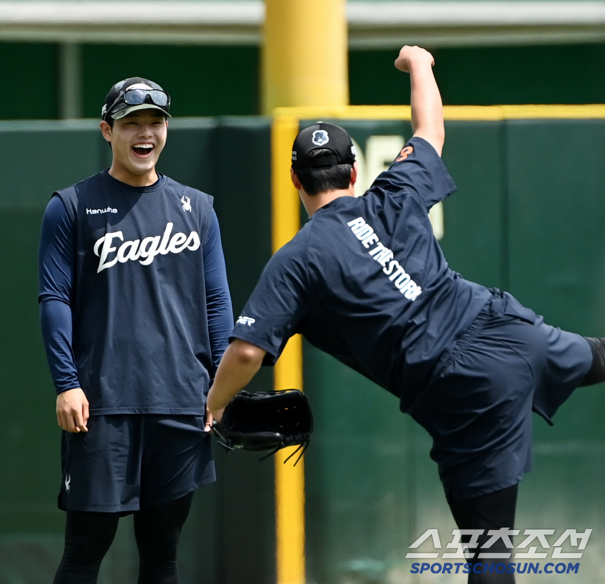 [포토] 문동주, 투구폼 완벽 복사한 노시환에 활짝 미소