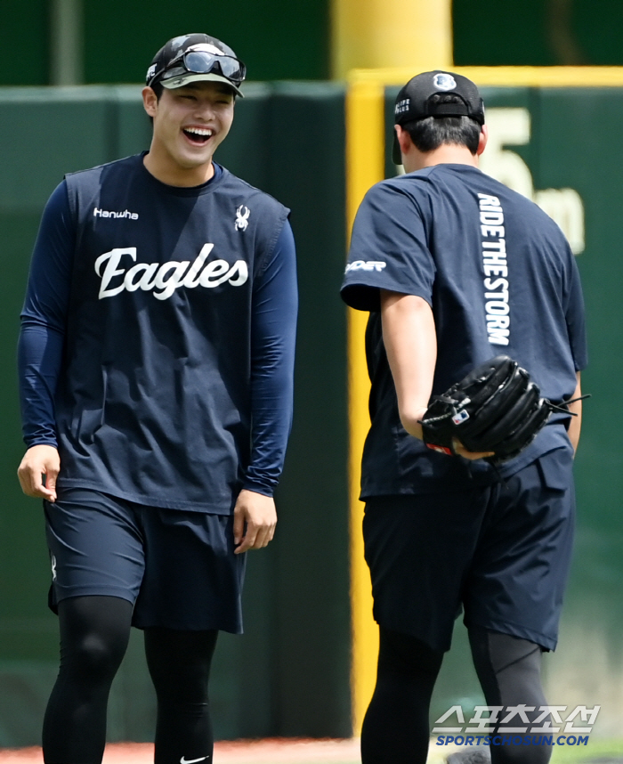 '인간 복사기' 노시환 투구폼 흉내에 감탄하며 빵 터진 문동주, 소름 끼…