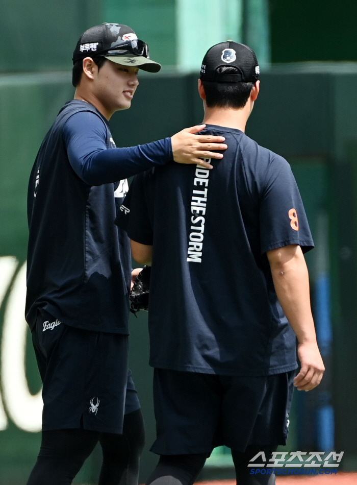 '인간 복사기' 노시환 투구폼 흉내에 감탄하며 빵 터진 문동주, 소름 끼…