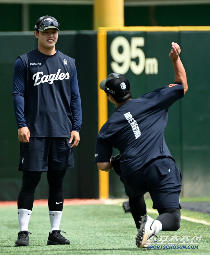 '인간 복사기' 노시환 투구폼 흉내에 감탄하며 빵 터진 문동주, 소름 끼…