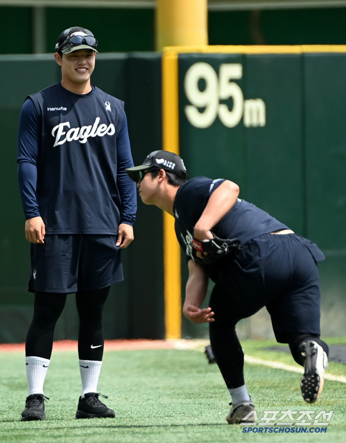 '인간 복사기' 노시환 투구폼 흉내에 감탄하며 빵 터진 문동주, 소름 끼…