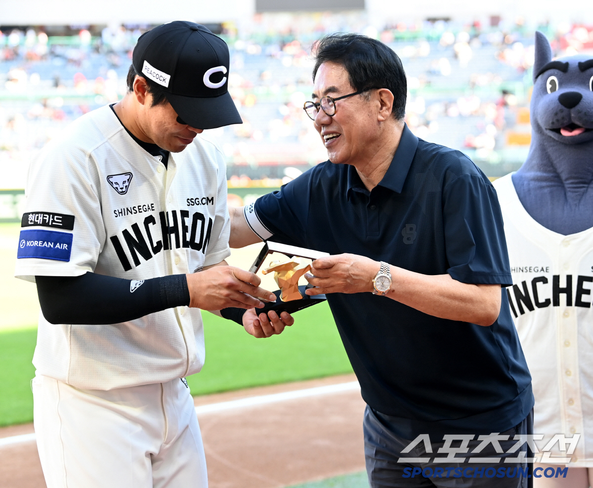 [포토] 통산 200홈런 축하 받는 한유섬