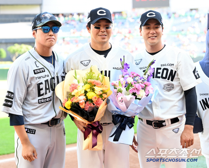 [포토] 채은성-김광현, 한유섬 200홈런 축하!