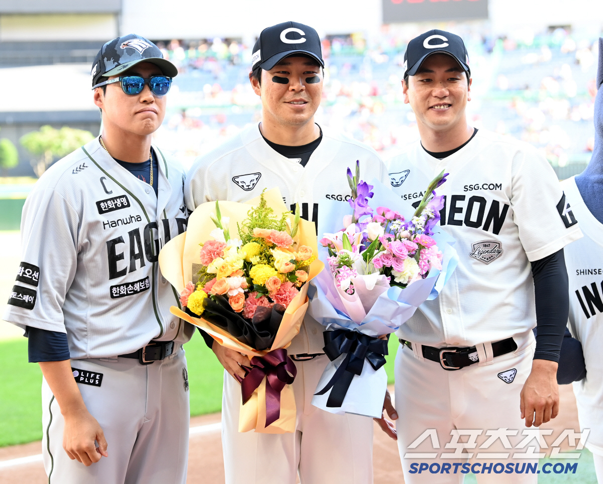 [포토] 채은성-김광현, 한유섬 200홈런 축하!