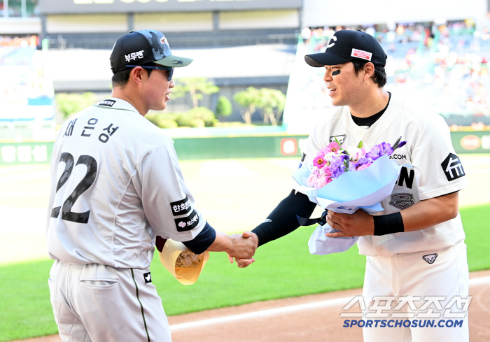 [포토] 한유섬 200홈런 축하하는 채은성