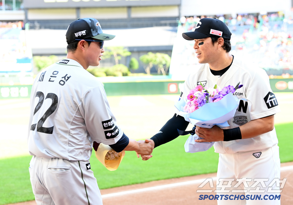[포토] 한유섬 200홈런 축하하는 채은성