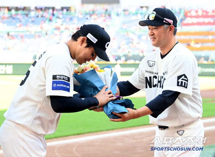 [포토] 이숭용 감독 축하 받는 한유섬, 통산 200홈런 시상식