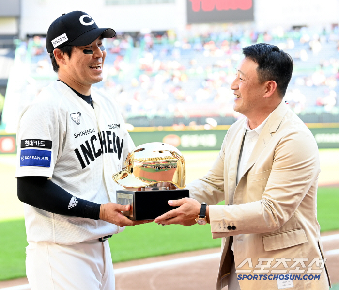 [포토] 김재현 단장 축하 받는 한유섬, 함박웃음!
