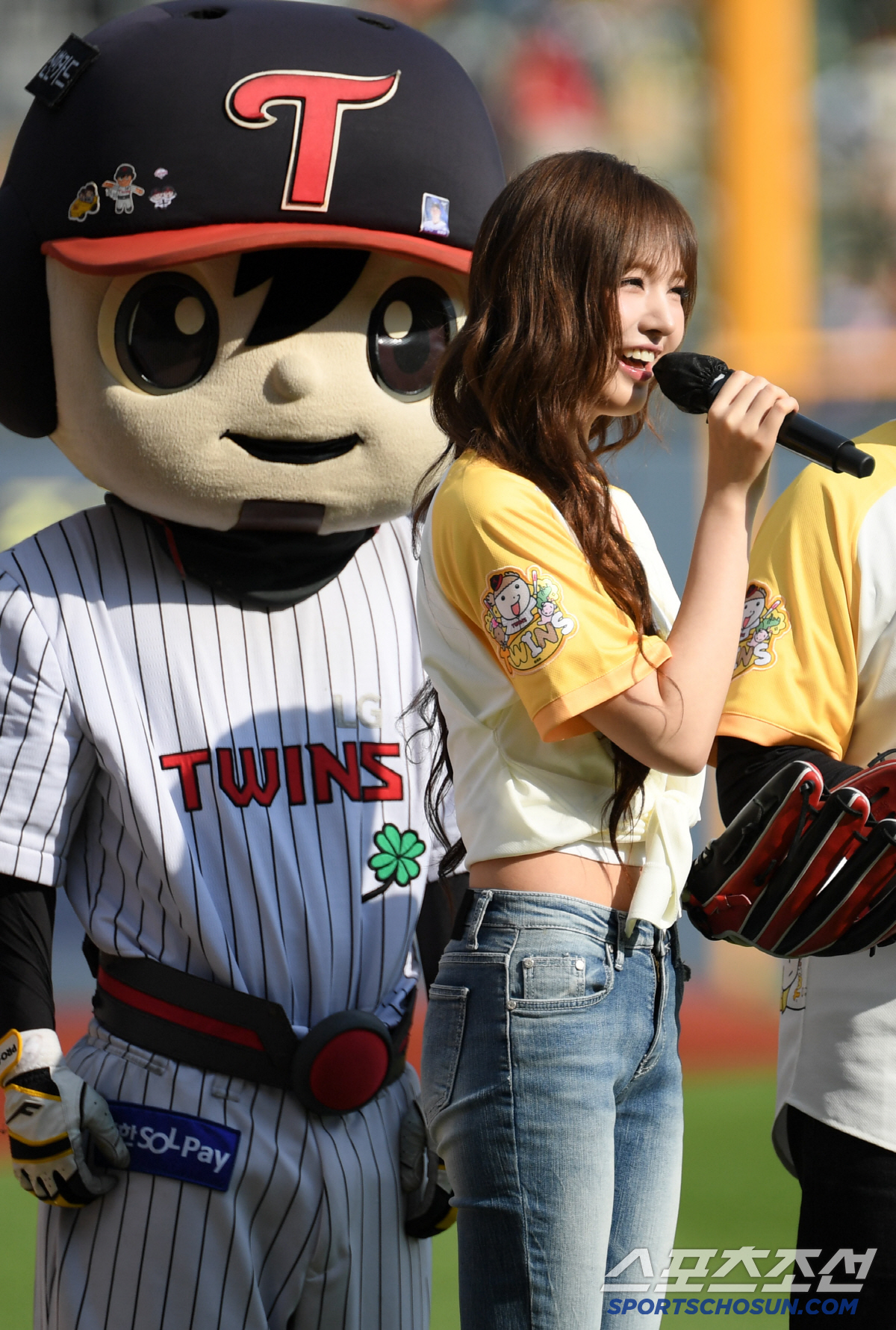 [포토] 아이브 리즈 'LG 트윈스 승리 요정 도전'