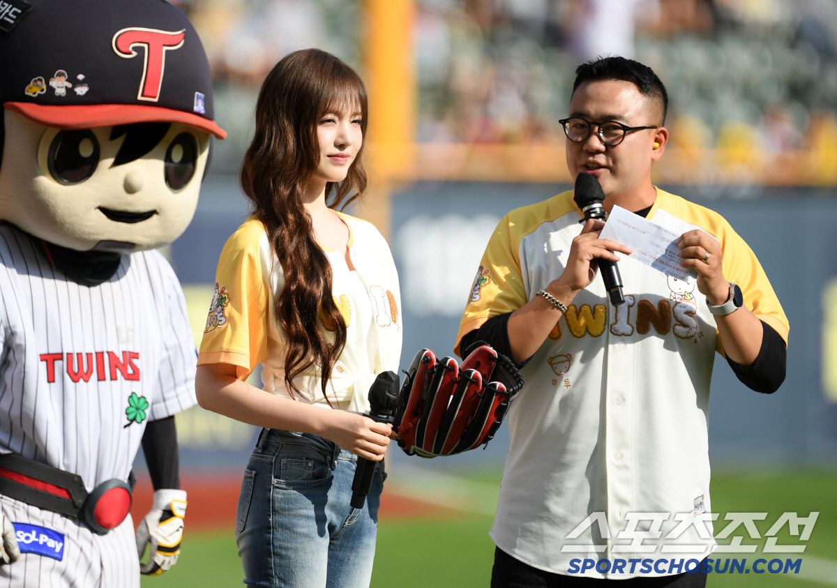 [포토] 아이브 리즈 미모에 반한 LG 트윈스 황건하 MC