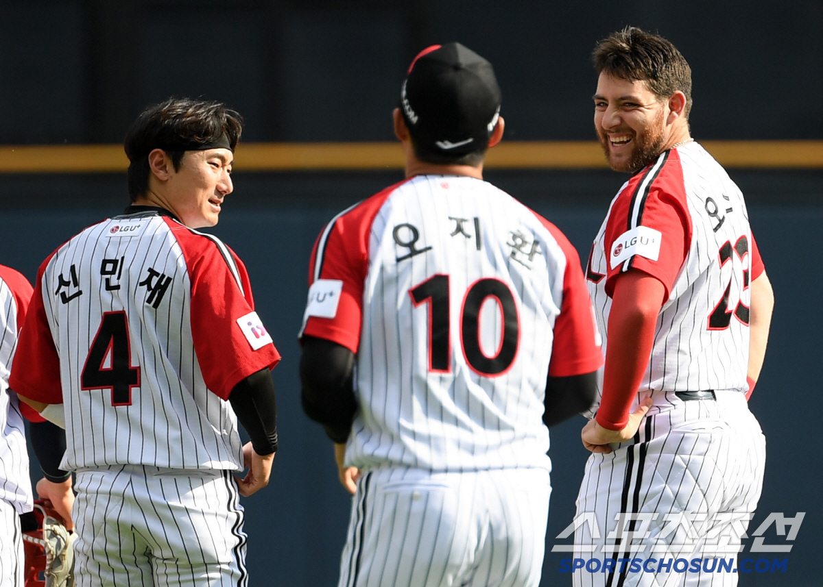 [포토] 오지환을 반기는 신민재와 오스틴