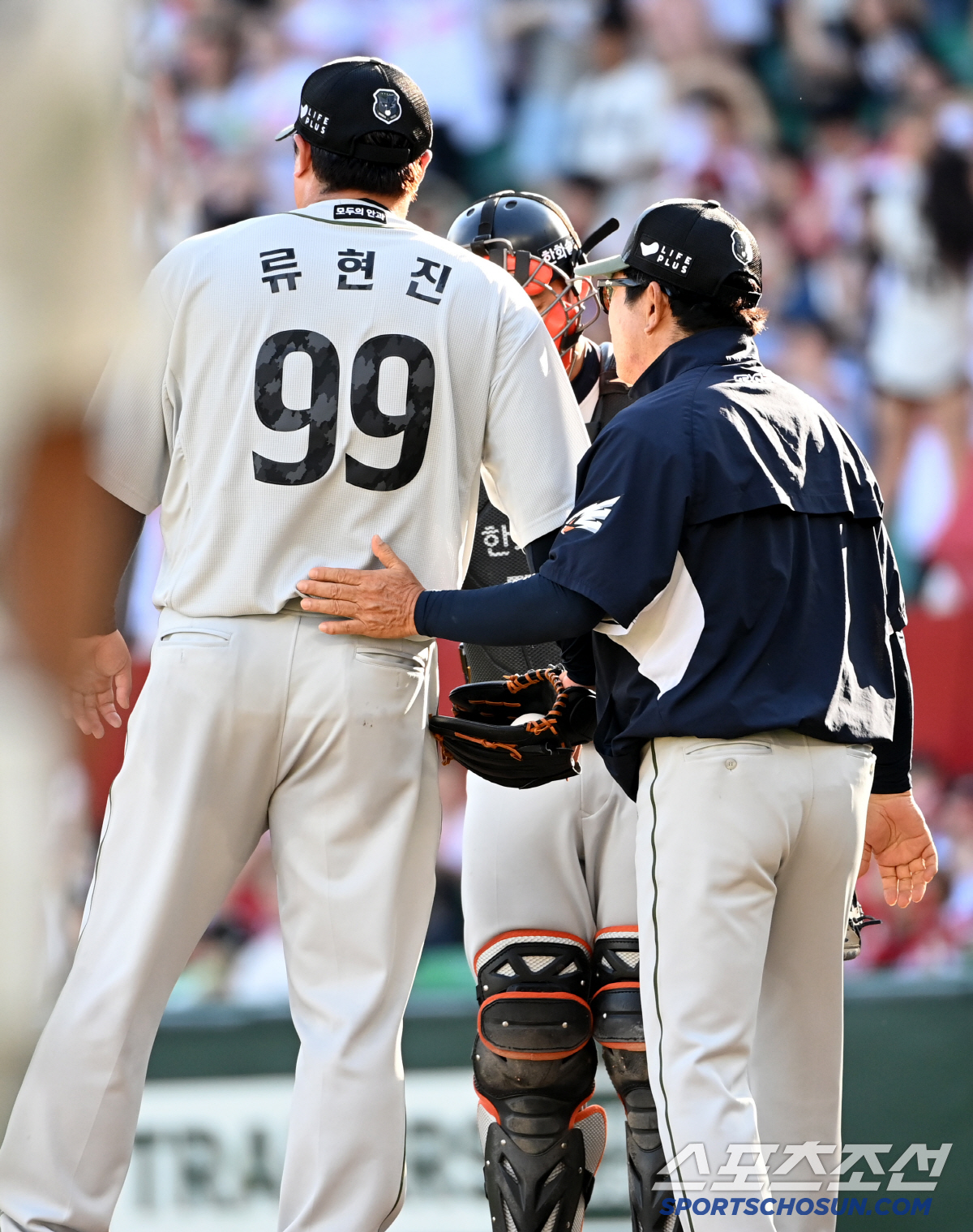 [포토] 류현진 다독이는 양상문 투수코치