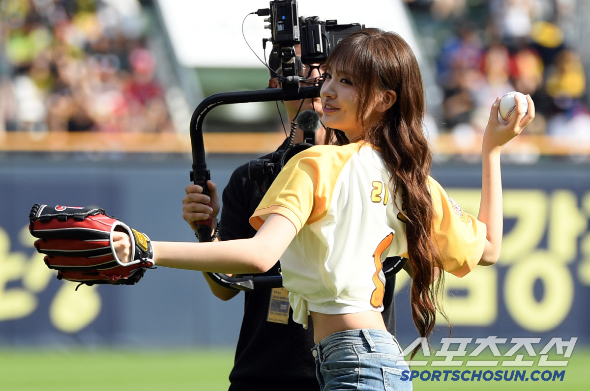 아이브(IVE) 리즈 오늘은 승리 요정+빙수 먹방까지...즐거운 야구장 …