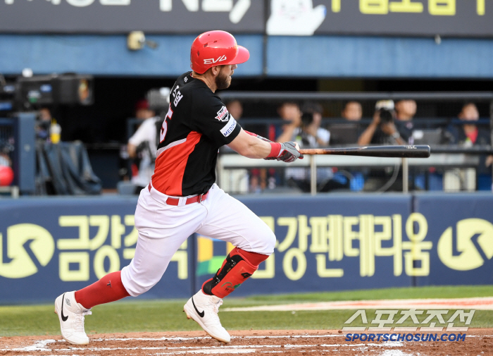 [포토] 위즈덤 '역전타'