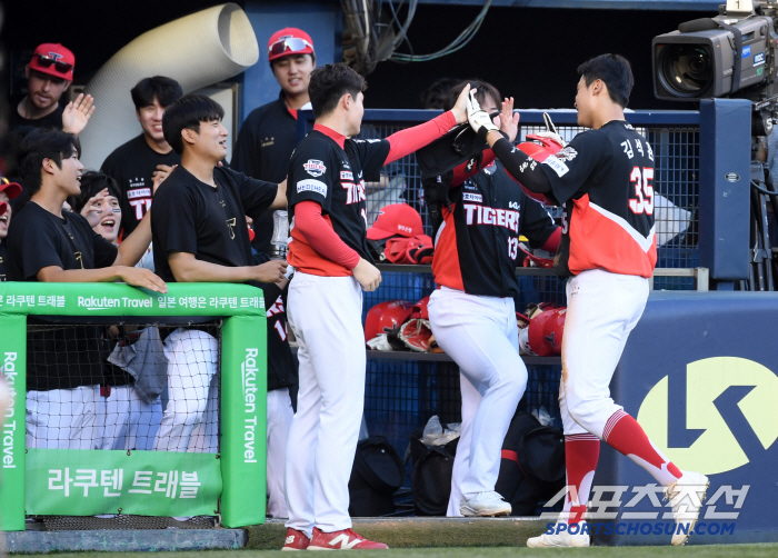 [포토] 김석환 격하게 반기는 윤영철