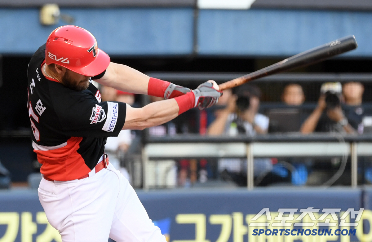 [포토] 역전 적시타 위즈덤 '견고한 타격'