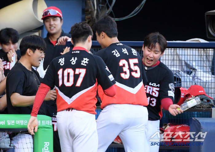 [포토] 김석환 격하게 반기는 윤영철