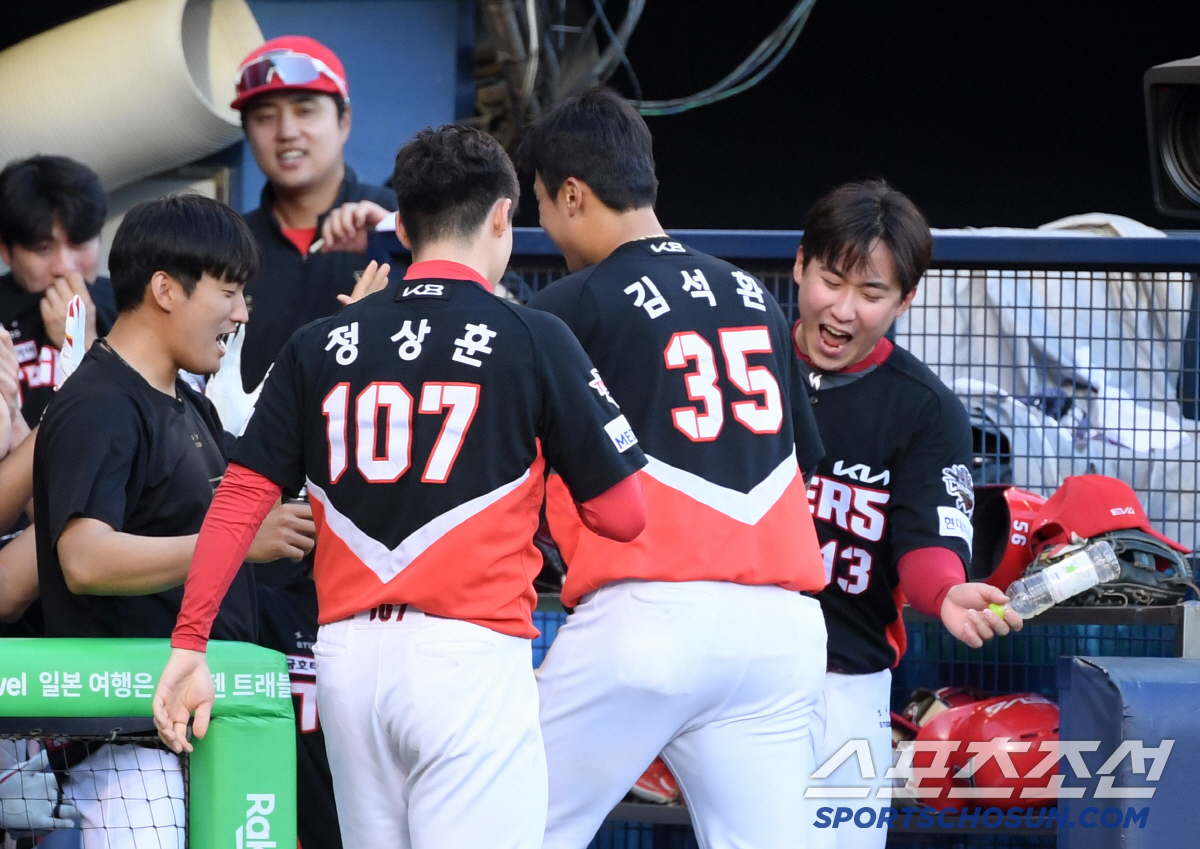 [포토] 김석환 격하게 반기는 윤영철
