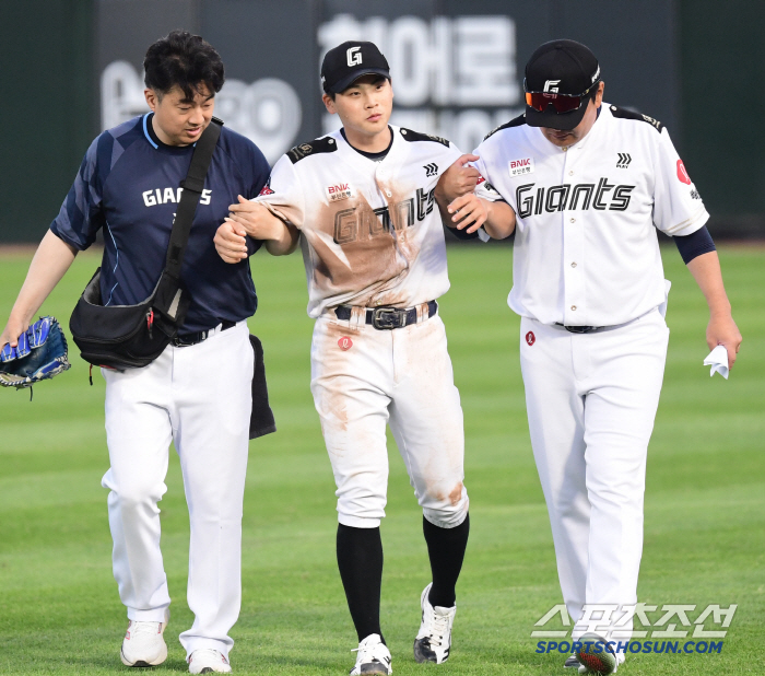 악! 롯데 6할타자, 절뚝이며 교체 → 첫 선발에 멀티히트 치고 웬 날벼…